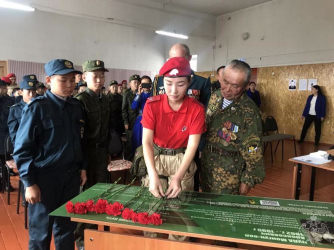 Парта героя, посвященная погибшему сотруднику СОБР, установлена в Республике Тыва