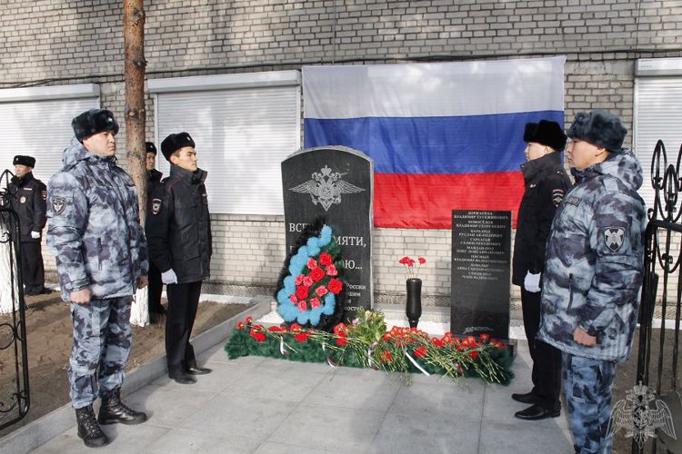 "Вечная память!" - начальник Управления Росгвардии по Республике Тыва полковник Андрей Кука принял участие в открытии мемориала