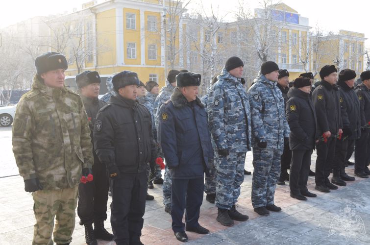 Чтобы помнили: Росгвардия Тувы приняла участие в торжественной церемонии возложения венков в День неизвестного солдата 