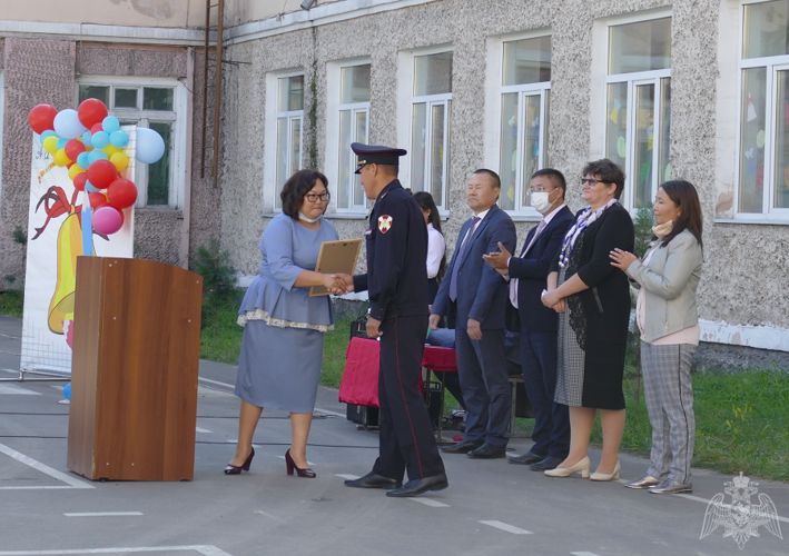 Благодарность от подшефной школы – Вневедомственная охрана Росгвардии Тувы приняла участие в торжественной линейке