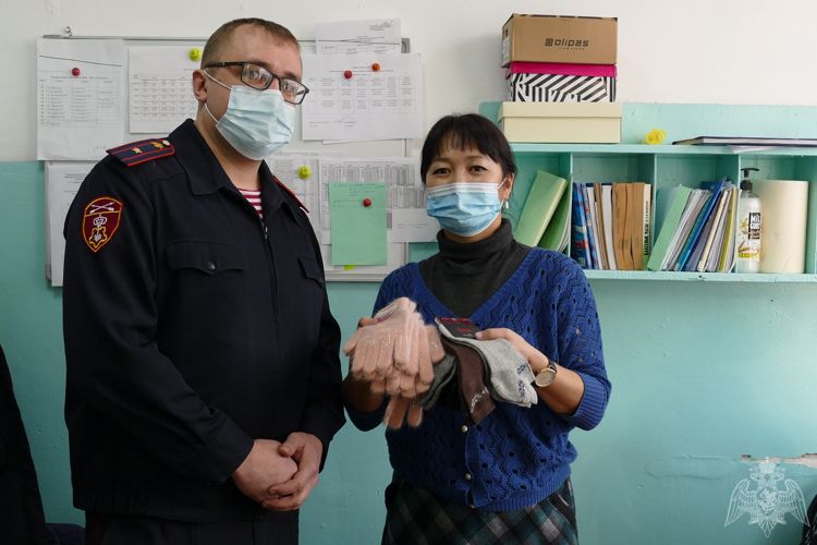 В Туве росгвардейцы приняли участие в благотворительной акции «Поделись теплом»