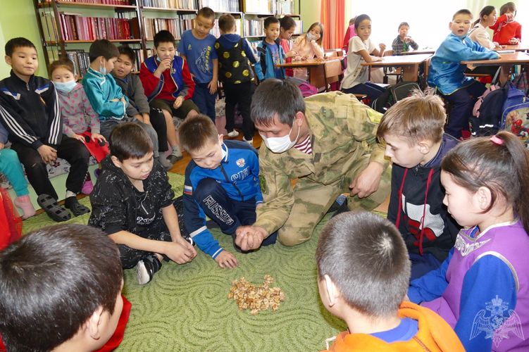 Росгвардейцы организовали национальные игры в детском социальном центре в Туве