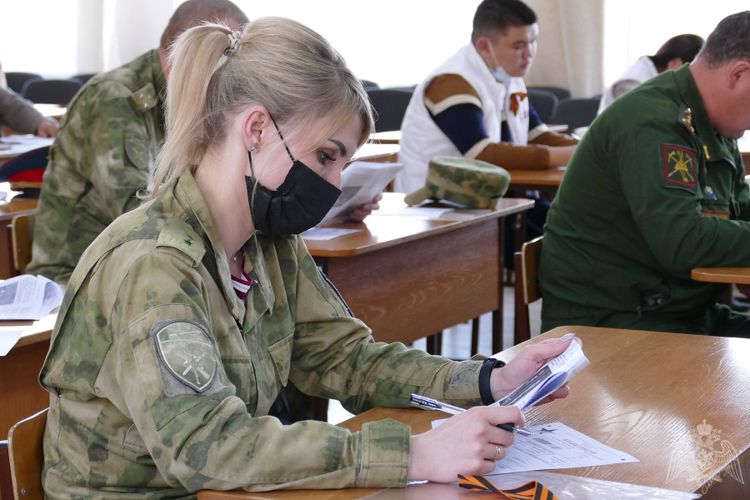 В Туве военнослужащие и сотрудники Росгвардии написали Диктант Победы