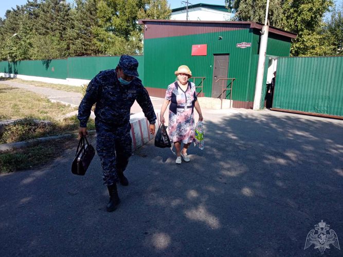 Тувинских росгвардейцев поблагодарила за помощь пожилая горожанка