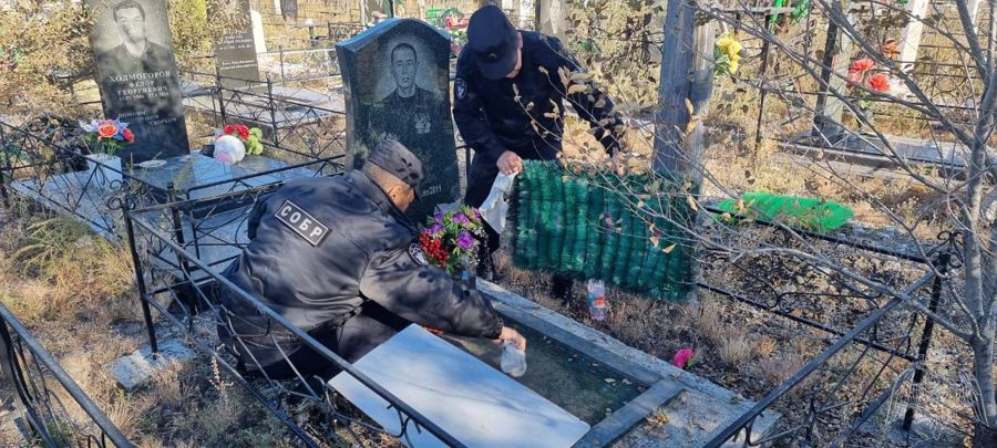 Сотрудники тувинского СОБР облагородил места захоронения погибших коллег