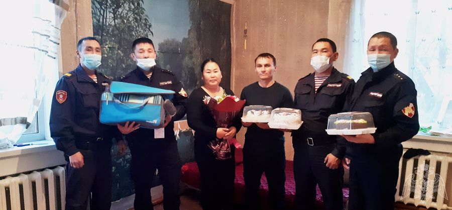 В Туве росгвардейцы ко Дню вневедомственной охраны навестили многодетную семью