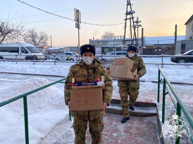 Новогодние сладкие подарки от Росгвардии доставлены детям коррекционной школы Тувы