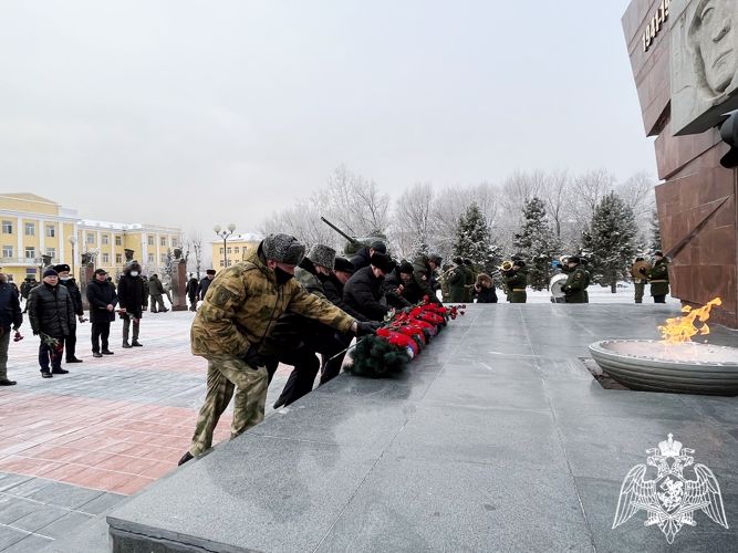Росгвардия Тувы возложила цветы к мемориалу памяти в День неизвестного солдата