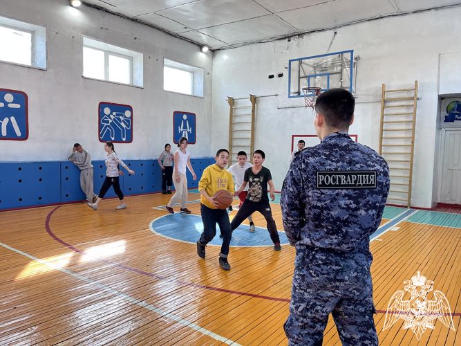 Росгвардейцы провели занятие по физической культуре в Тувинском кадетском корпусе в рамках акции «Дни Росгвардии»