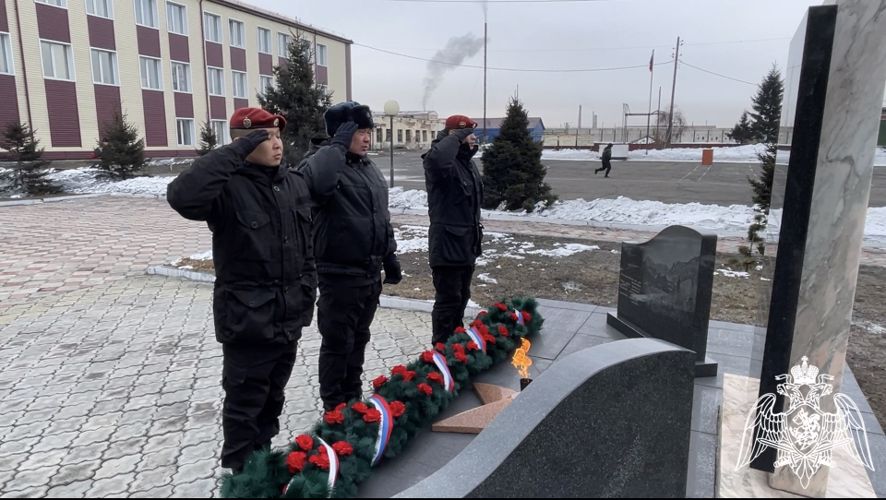 Росгвардия Тувы в преддверии профессионального праздника возложила живые цветы к памятнику погибшим товарищам в присутствии городских властей