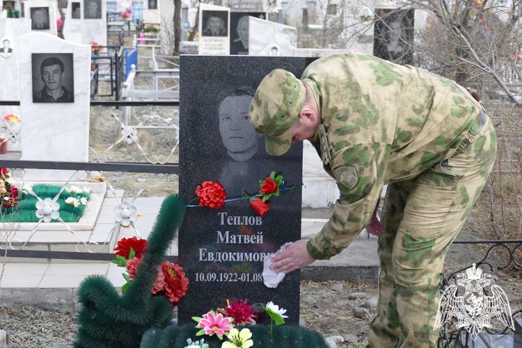 Росгвардейцы в Туве облагородили место захоронения ветерана войны 