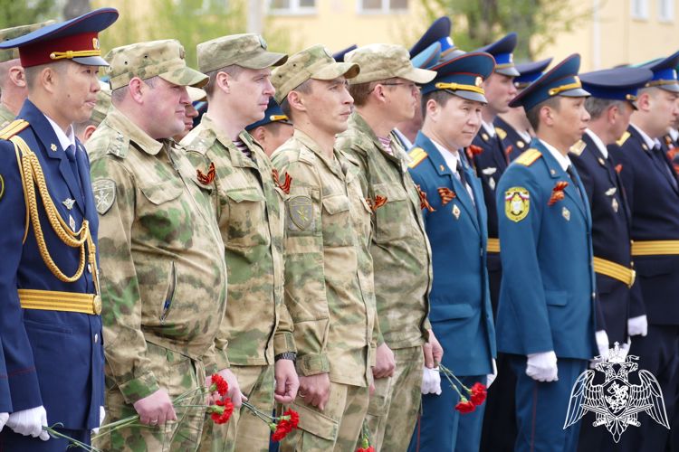 В Кызыле Росгвардия приняла участие в торжественной церемонии возложения венков ко Дню Победы
