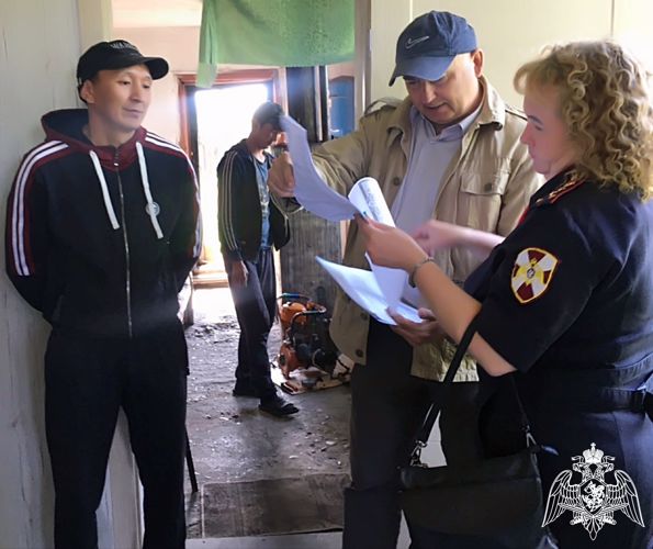В Туве росгвардейцы проверили районную администрацию на антитеррористическую защищенность
