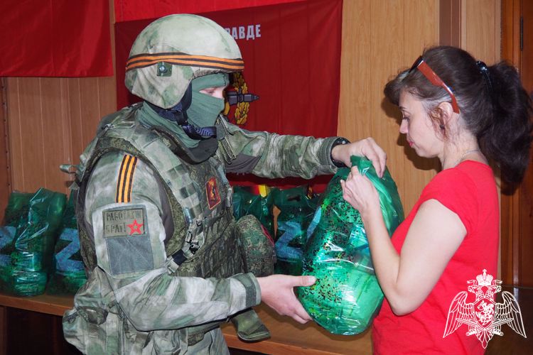 Росгвардейцы доставили и раздали гуманитарную помощь жителям ЛНР (видео)
