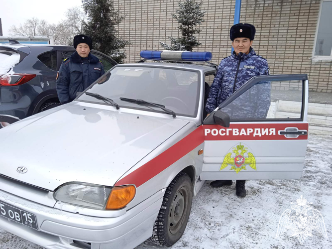 Росгвардейцы во время снегопада помогли добраться до дома пожилому жителю Тувы