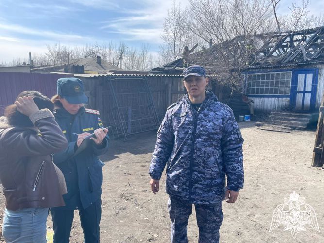 Росгвардеец спас людей из горящего дома в Туве 