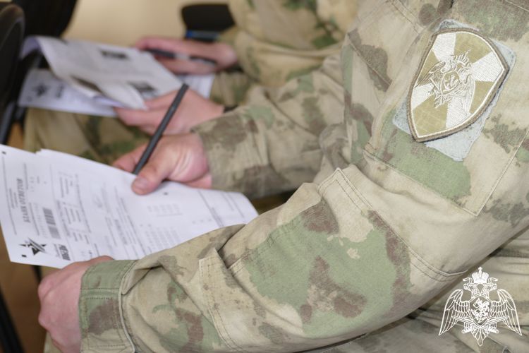 Военнослужащие и сотрудники Росгвардии написали Диктант Победы в г. Кызыле