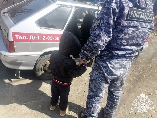 Потерявшемуся ребенку помогли вернуться к родителям росгвардейцы в Туве