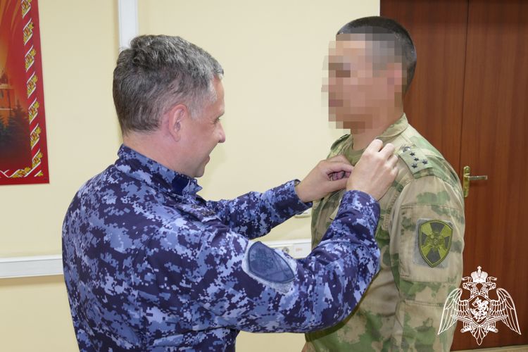Заместитель командующего Сибирским округом войск национальной гвардии полковник полиции Максим Балакин вручил государственную награду офицеру Управления Росгвардии Тувы