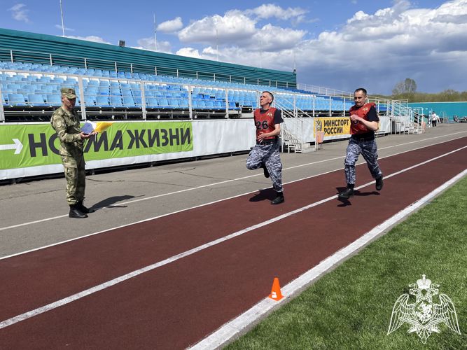 Заместитель командующего Сибирским округом войск национальной гвардии полковник полиции Максим Балакин вручил государственную награду офицеру Управления Росгвардии Тувы