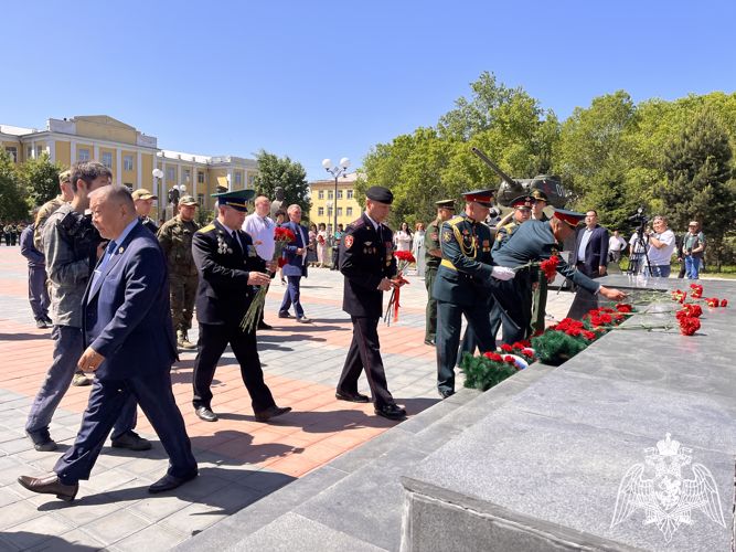 Врио начальника Управления Росгвардии по Республике Тыва Александр Новоселов принял участие в памятном возложении цветов