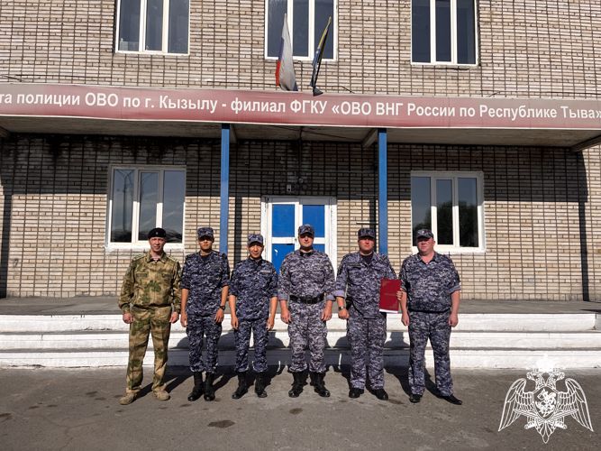 Отличившихся в задержании опасного преступника росгвардейцев отметили в Туве 