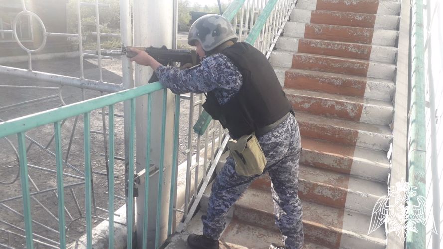 Росгвардейцы провели учебную тренировку на охраняемом объекте в Туве