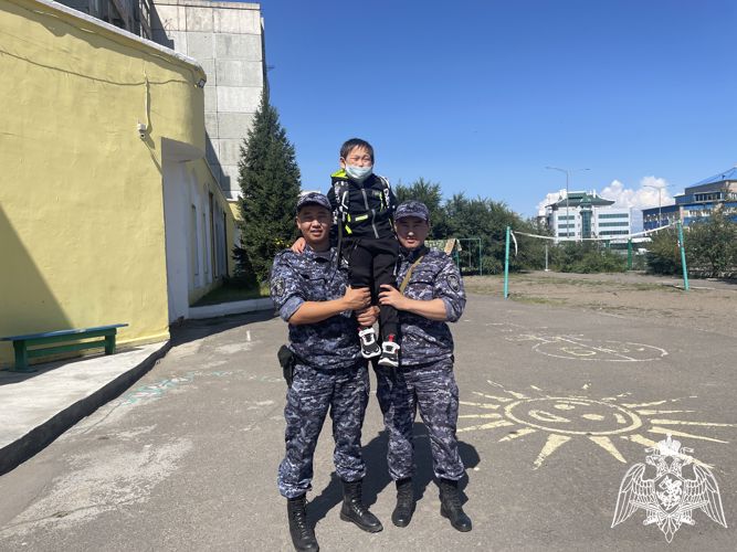 Росгвардия исполнила желание воспитанника социального учреждения Тувы в преддверии учебного года