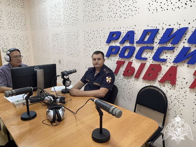 Инспектор Росгвардии в радиоэфире призвал жителей Тувы к добросовестному владению оружием