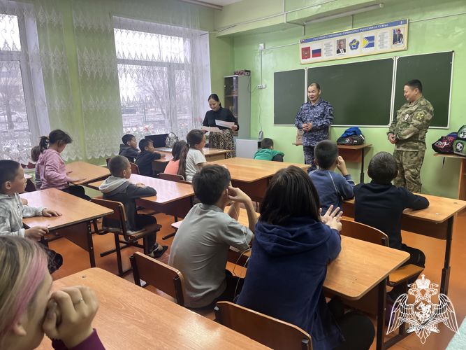 Военнослужащие Росгвардии Тувы провели игру брейн-ринг «Единство народов в одной стране» для воспитанников соццентра
