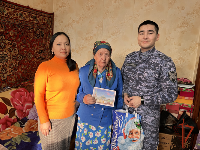 Росгвардия поздравила с 95-летним юбилеем ветерана вневедомственной охраны