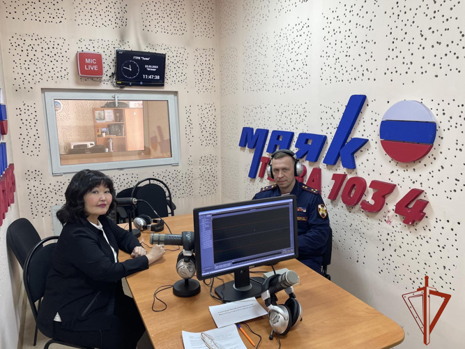 Врио начальника Управления Росгвардии по Республике Тыва Александр Новоселов ответил на вопросы радиослушателей в ходе прямой линии