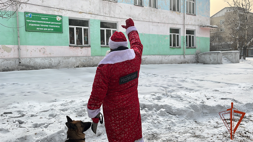 Дед Мороз специального назначения продолжает поздравлять детей в Туве