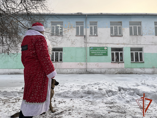 Дед Мороз специального назначения продолжает поздравлять детей в Туве