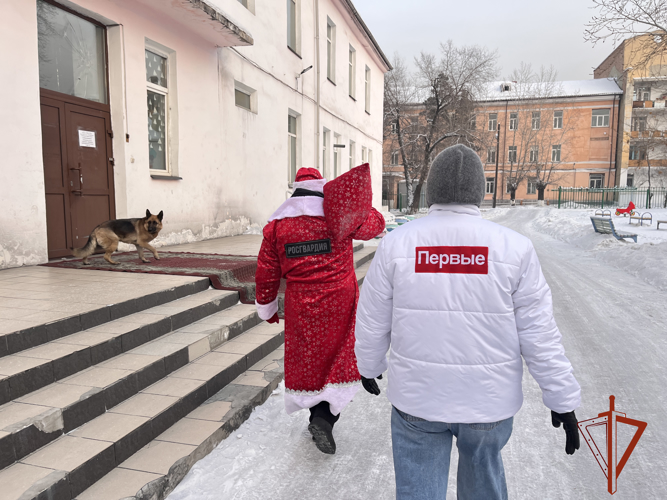 Дед Мороз специального назначения продолжает поздравлять детей в Туве