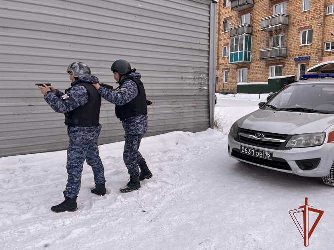Росгвардейцы отработали действия по недопущению условного злоумышленника на охраняемый объект
