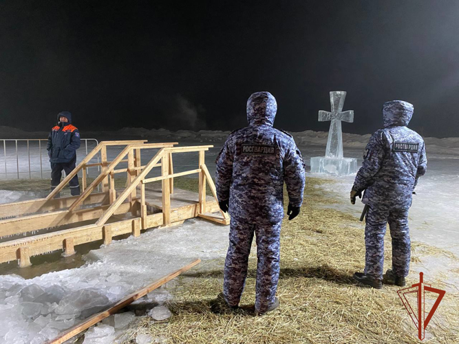 Сотрудники Росгвардии обеспечили безопасность во время крещенских купаний в г. Кызыле