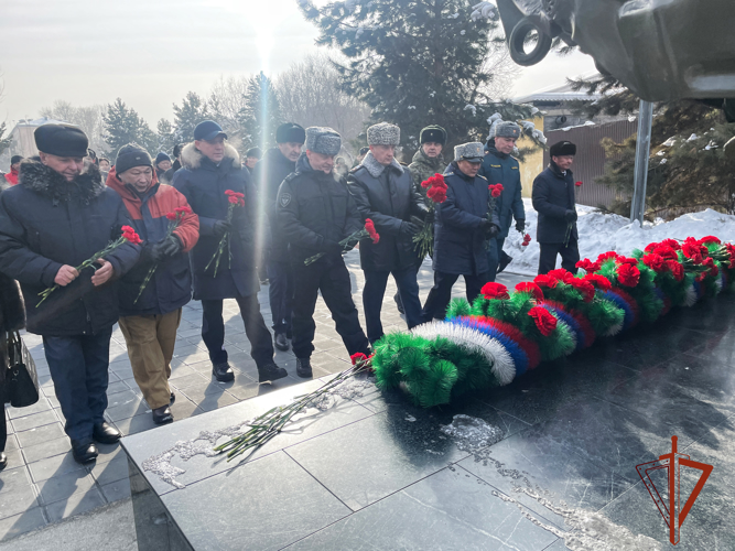 Начальник Управления Росгвардии по Республике Тыва возложил цветы к памятнику воинам-интернационалистам
