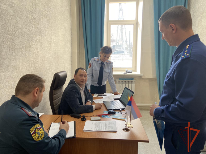 Росгвардия проверяет безопасность избирательных участков в Туве