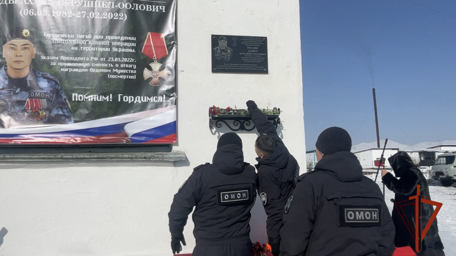 Памяти росгвардейца в тувинской школе открыли мемориальную доску и парту героя