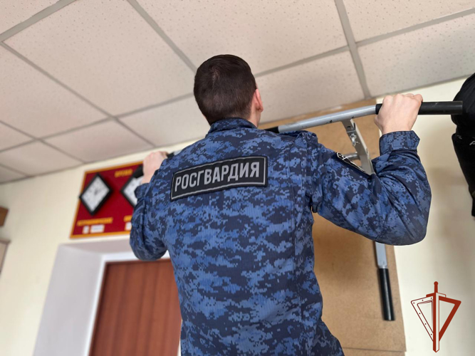 Росгвардейцы выявили лучшее подразделение в Туве по подтягиванию на перекладине