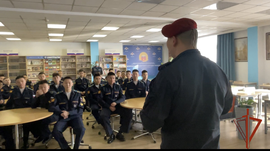 В преддверии Дня защитника  Отечества сотрудник ОМОН провел урок «Символ доблести – краповый берет»