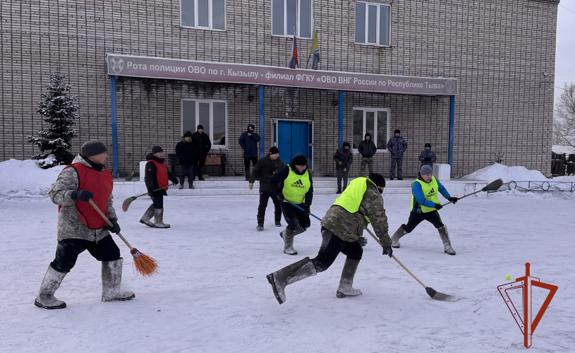 Росгвардейцы выявили лучших игроков по тувинскому хоккею