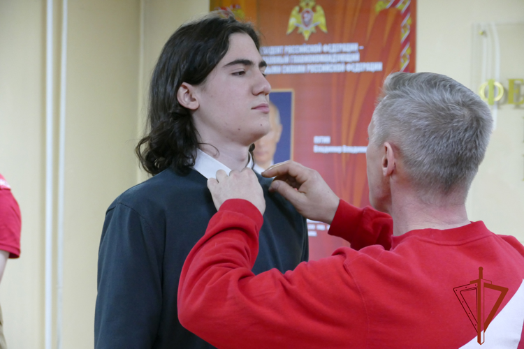 Росгвардейцы вручили паспорта гражданина России кызылским школьникам