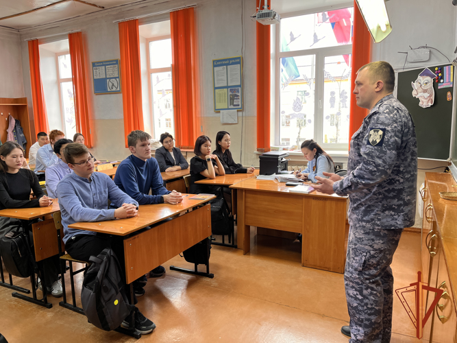 Офицер Росгвардии принял участие в акции «Линейка памяти» в кызылской школе 