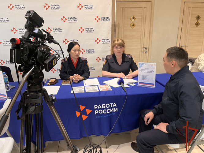 Росгвардейцы Тувы приняли участие в ярмарке вакансий 