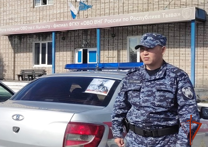 Кызылские росгвардейцы участвуют в патриотической акции «Бессмертный автополк» 
