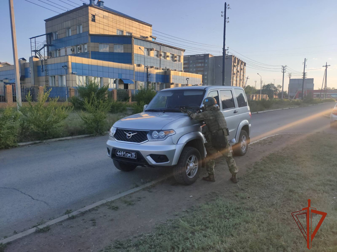 Сотрудники вневедомственной охраны и ОМОН провели совместную тренировку на охраняемом объекте в Туве