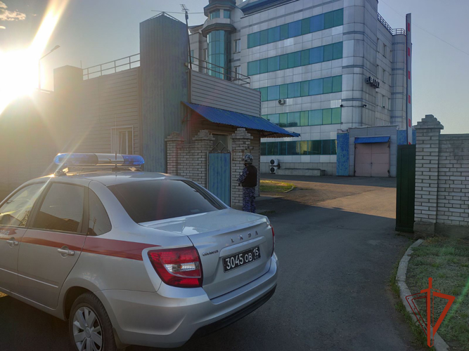 Сотрудники вневедомственной охраны и ОМОН провели совместную тренировку на охраняемом объекте в Туве