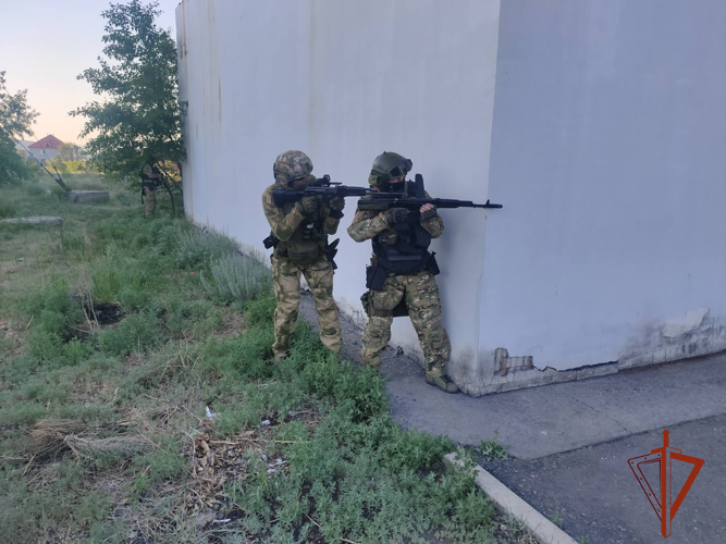 Сотрудники вневедомственной охраны и ОМОН провели совместную тренировку на охраняемом объекте в Туве